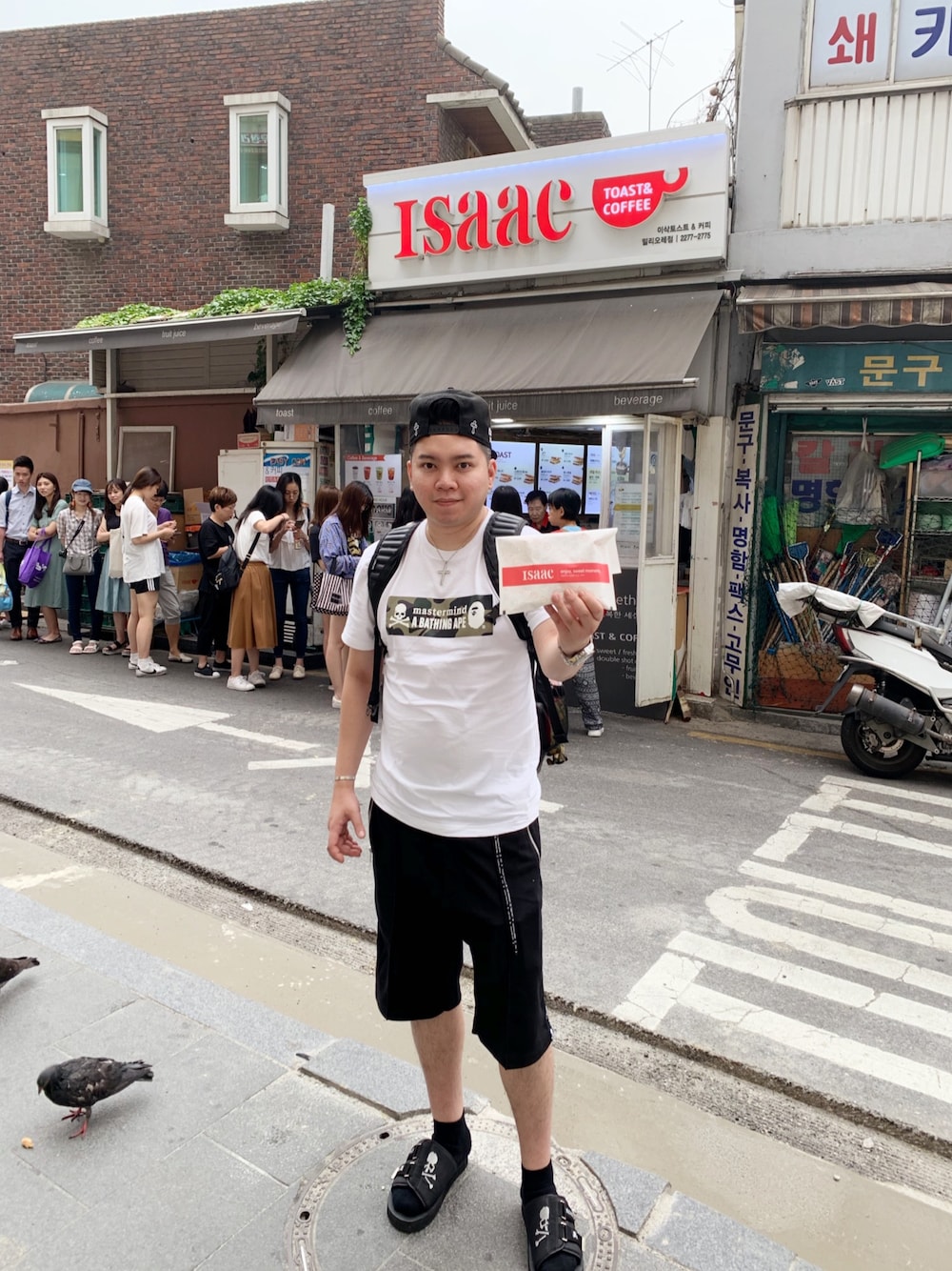 「travel、korea」｜「Bape x MMJのアイテム（Tシャツ/カットソー、ホワイト系）」を使った、Chi Long.R 🇲🇴さん（メンズ・173cm）の夏コーディネートの1枚目の写真