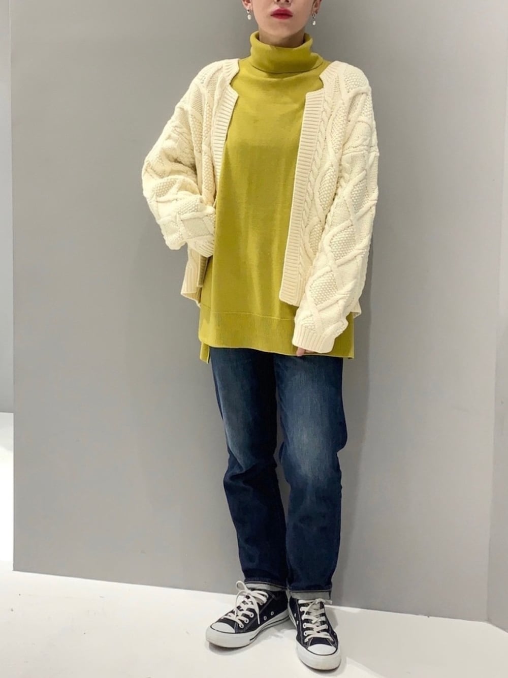 「CRAFT STANDARD BOUTIQUE、クラフトスタンダードブティック、シンプルコーデ、イエロー、タートルネック、冬コーデ、ママコーデ、ざっくりニットカーディガン、ケーブルカーディガン、もちもちニット」｜「CRAFT STANDARD BOUTIQUEのハイネックサイドスリットニットプルオーバー（ニット/セーター、イエロー系）」を使った、aykさん（レディース・156cm）の秋コーディネートの1枚目の写真