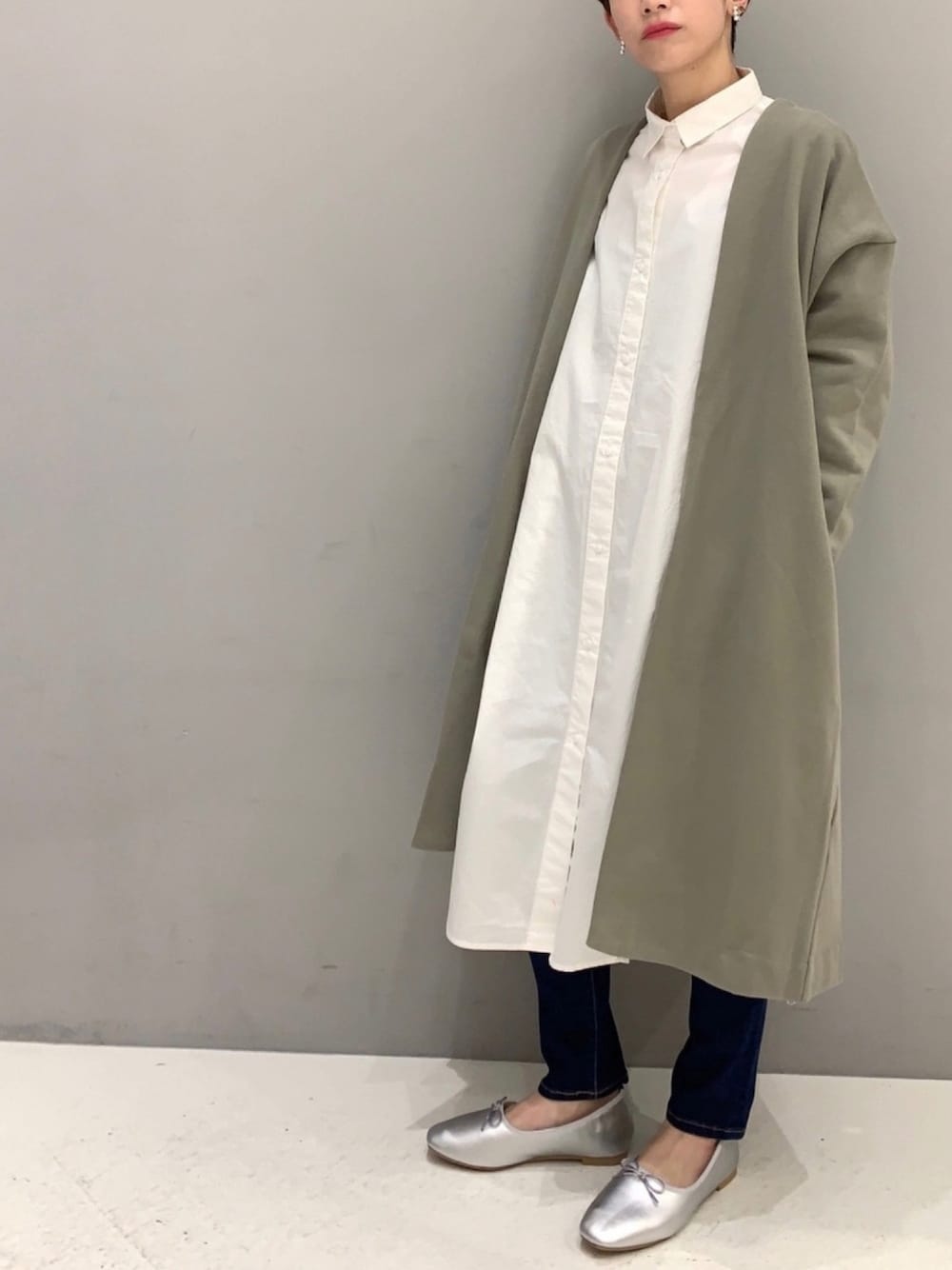 「CRAFT STANDARD BOUTIQUE、クラフトスタンダードブティック、春コーデ、キレイめカジュアル、シャツチュニック、オーバーサイズ、シルバーシューズ、ラクチンコーデ、ラフコーデ、ママコーデ」｜「CRAFT STANDARD BOUTIQUEのガウンカットカーディガン　＊（カーディガン/ボレロ、グリーン系）」を使った、aykさん（レディース・156cm）の冬コーディネートの1枚目の写真