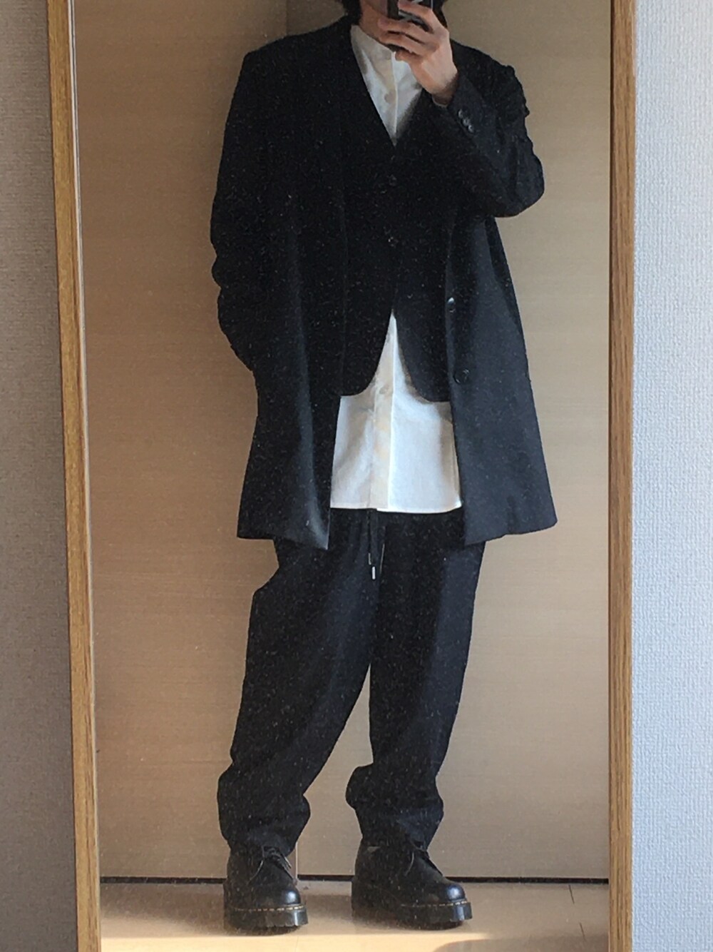 「RUDE GALLERYのアイテム（チェスターコート、ブラック系）」を使った、yskEさん（メンズ・172cm）の秋コーディネートの1枚目の写真