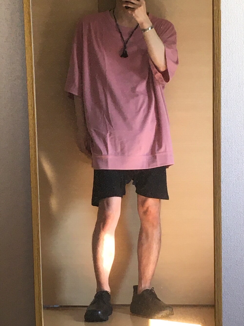 「MONO-MARTのアイテム（Tシャツ/カットソー、ピンク系）」を使った、yskEさん（メンズ・172cm）の夏コーディネートの1枚目の写真