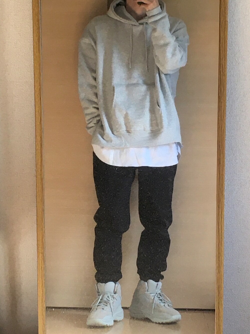 「FREAK'S STOREのアイテム（パーカー、グレー系）」を使った、yskEさん（メンズ・172cm）の秋コーディネートの1枚目の写真