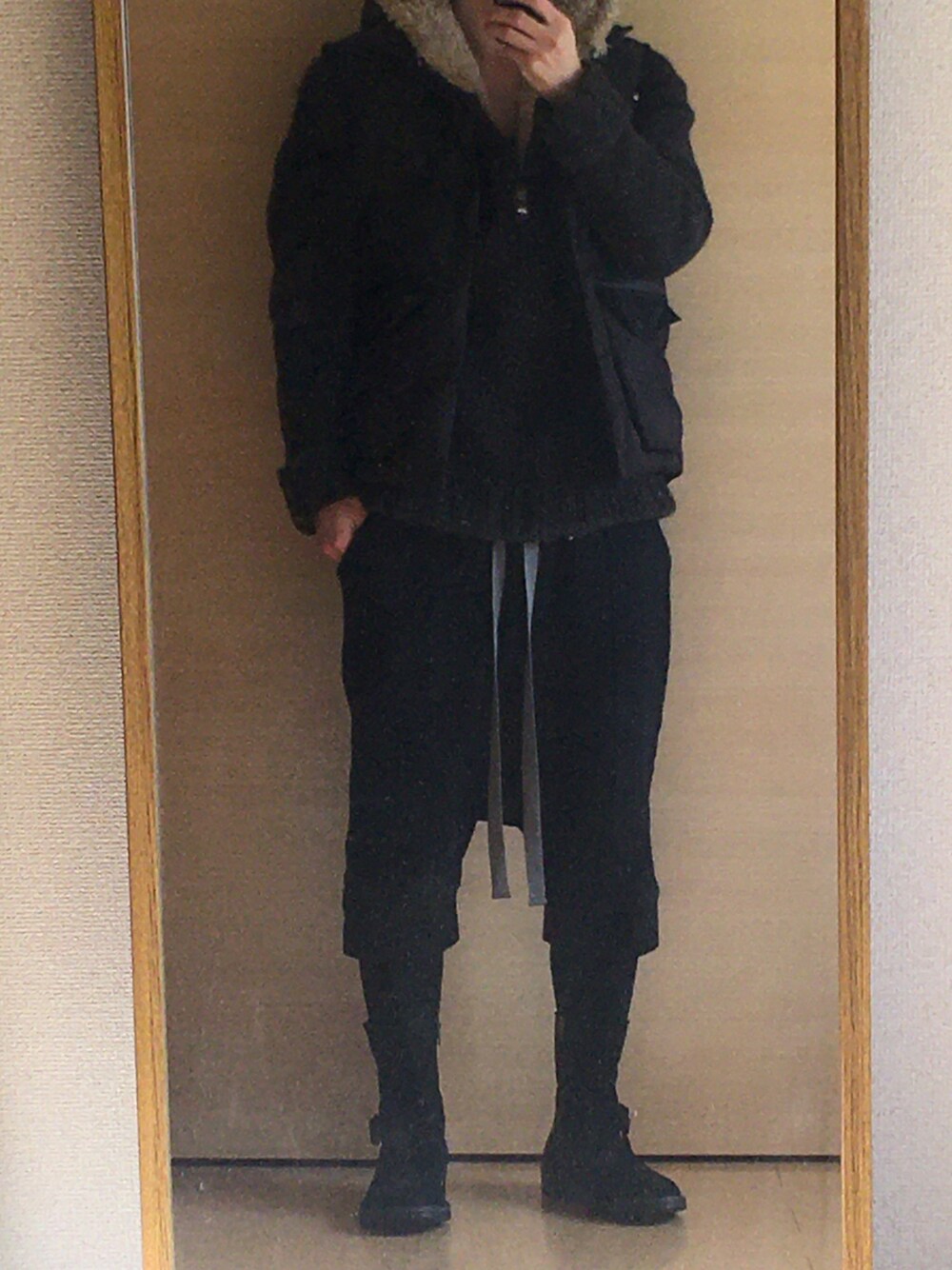 「LOST CONTROLのアイテム（ダウンベスト、ブラック系）」を使った、yskEさん（メンズ・172cm）の冬コーディネートの1枚目の写真