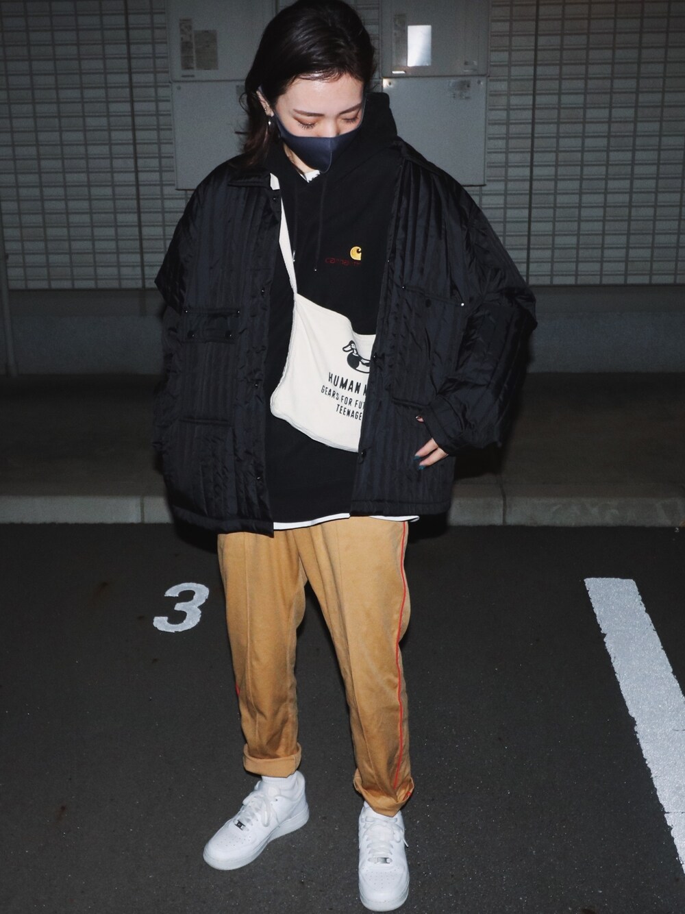 「メンズライク、ストリート」｜「Carhartt WIPのアイテム（パーカー、ブラック系）」を使った、ふみさん（レディース・159cm）の冬コーディネートの1枚目の写真