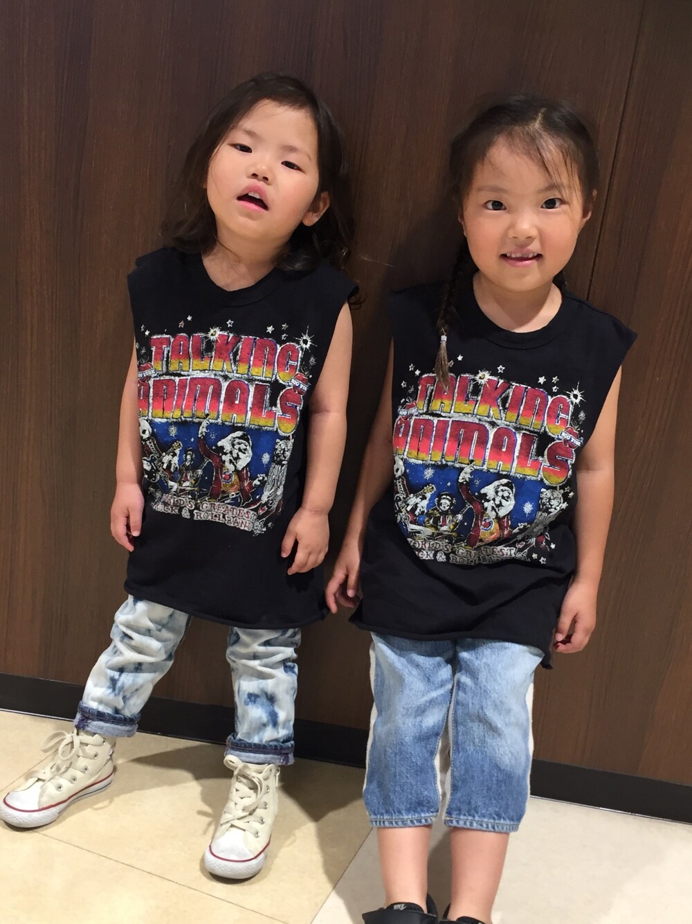「リンクコーデ、gotoHollywood、DENIM DUNGAREE、姉妹コーデ、おそろいコーデ、5歳、3歳、ロックT、デニム、コンバース」｜「GO TO HOLLYWOODのアイテム（Tシャツ/カットソー、ブラック系）」を使った、＊M&M＊さん（キッズ・100cm）の夏コーディネートの1枚目の写真