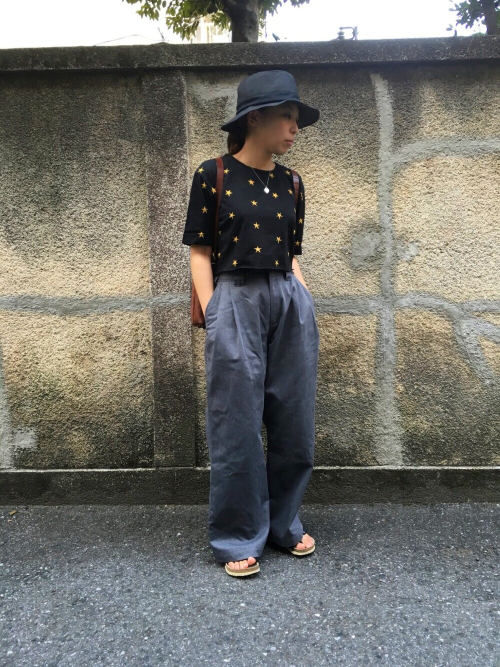 「ハロコン、jouetie、Dickies、ワイドパンツ、ショート丈トップス、birkenstock、herz、CA4LA、アンジュルム、星柄」｜「jouetieのDickies ワイドパンツ（パンツ、グレー系）」を使った、mAcoさん（レディース・156cm）の夏コーディネートの1枚目の写真