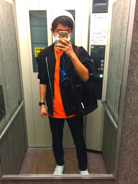 トートバッグを使った オレンジtシャツ のメンズ人気ファッションコーディネート Wear