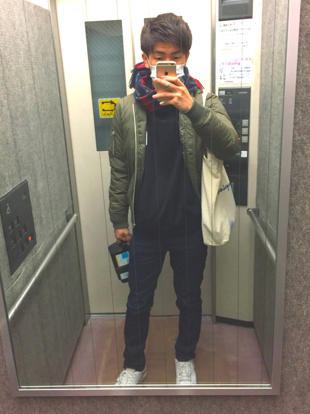 「冬コーデ、LACOSTE、American Eagle、H&M、Right-on、Champion、MA-1、デニムパンツ、黒パーカー」｜「LACOSTEのLACOSTE ラコステ CARNABY EVO 317 3 042 WHT/NVY（スニーカー、ホワイト系）」を使った、リチョパさん（メンズ・174cm）の冬コーディネートの1枚目の写真