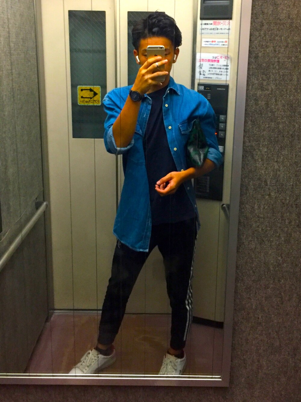 「夏コーデ、adidas、LACOSTE、Polo Ralph Lauren、fedylon、H&M、COACH、Tシャツ、デニムシャツ」｜「POLO RALPH LAURENのPOLO RALPHLAUREN ポロ ラルフローレン ワンポイントロゴ クラシックコットン クルーネック 半袖Tシャツ  ボーイズライン（Tシャツ/カットソー、ブルー系）」を使った、リチョパさん（メンズ・174cm）の秋コーディネートの1枚目の写真