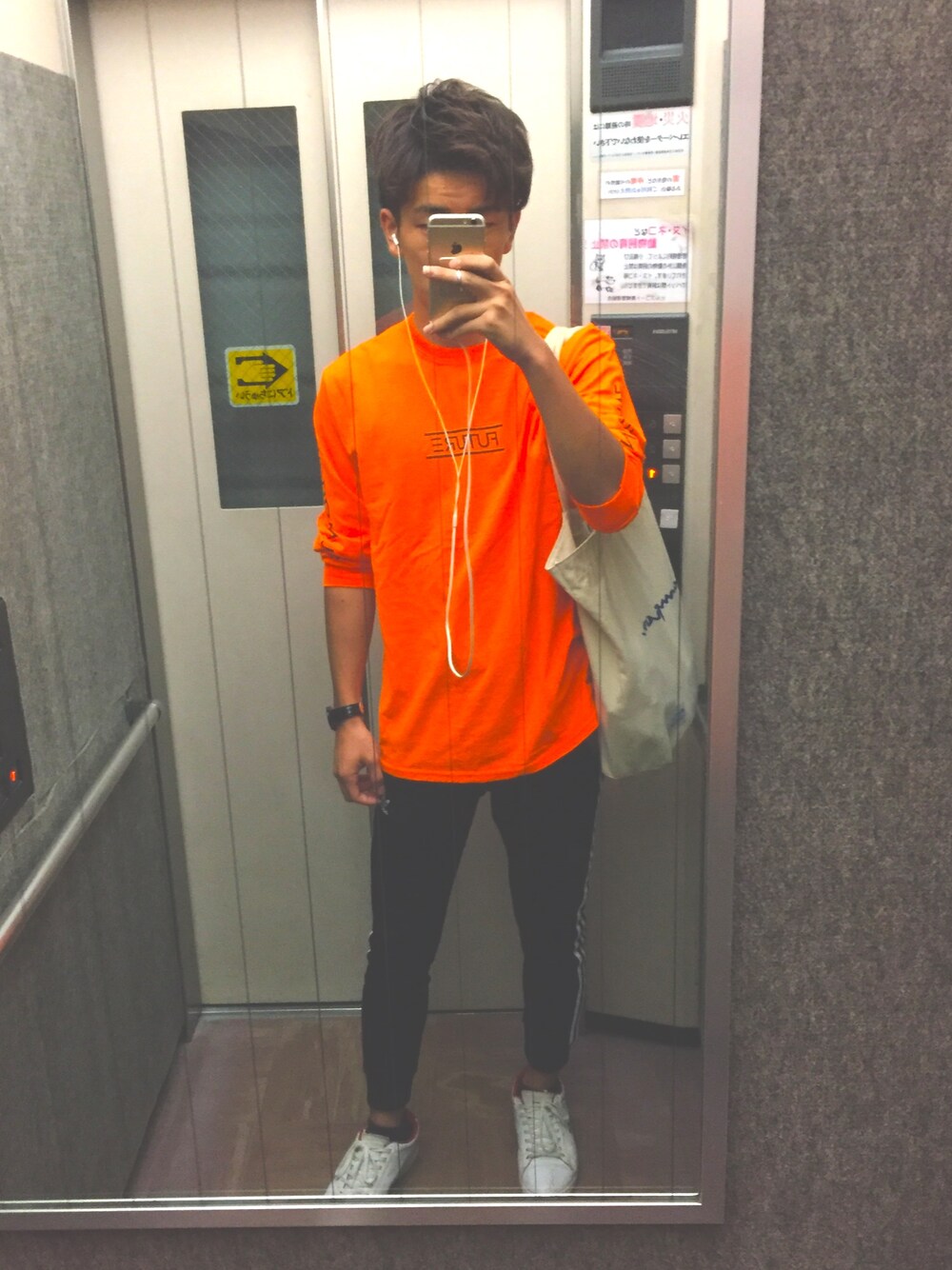 「秋コーデ、LACOSTE、adidas、WEGO、Champion、fedylon、オレンジ、黒パンツ」｜「LACOSTEのLACOSTE ラコステ CARNABY EVO 317 3 042 WHT/NVY（スニーカー、ホワイト系）」を使った、リチョパさん（メンズ・174cm）の秋コーディネートの1枚目の写真