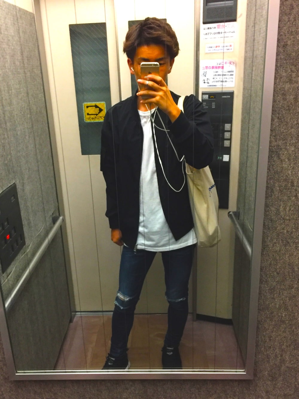 「秋コーデ、reebok、American Eagle、Levi's、GROBAL WORK、Champion、黒ジャケット、ダメージデニムパンツ、白Tシャツ、黒スニーカー」｜「Reebokのゾク ランナー [ZOKU RUNNER HM]  （スニーカー、ブラック系）」を使った、リチョパさん（メンズ・174cm）の秋コーディネートの1枚目の写真