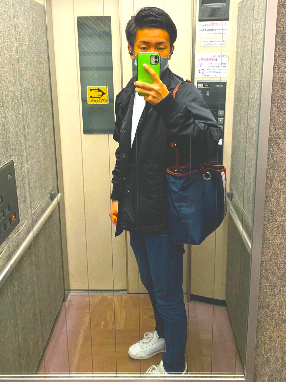 「秋コーデ、reebok、Diesel、DIESELコーデ、スニーカー、デニム、白Tシャツ、ジャケット、デニムパンツ」｜「Reebokのエヌピーシー [NPC II INSIGNIA] リーボック（スニーカー、ホワイト系）」を使った、リチョパさん（メンズ・174cm）の秋コーディネートの1枚目の写真