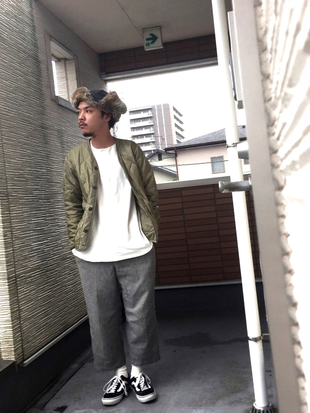 「パイロットキャップ、オールドスクール、ワイドパンツ、ライナージャケット、VANS、ミリタリー、フライトキャップ」｜「COMESANDGOESのアイテム（キャップ、グレー系）」を使った、ジョナサンさん（メンズ・167cm）の秋コーディネートの1枚目の写真