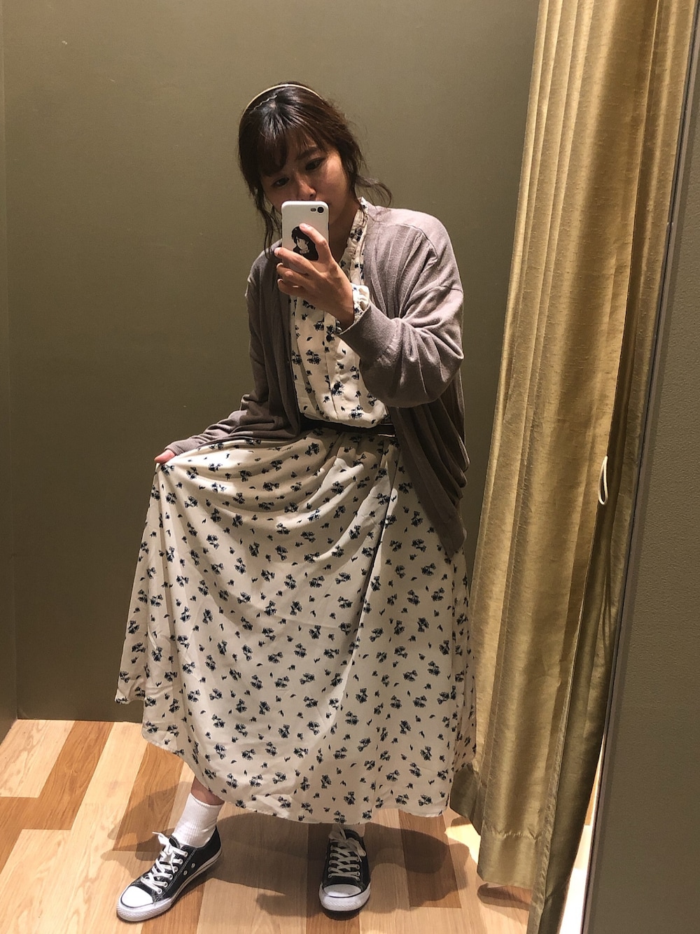 ブラウン系のカーディガン/ボレロ、ホワイト系のワンピースを着用したレディースの秋コーディネートの1枚目の写真