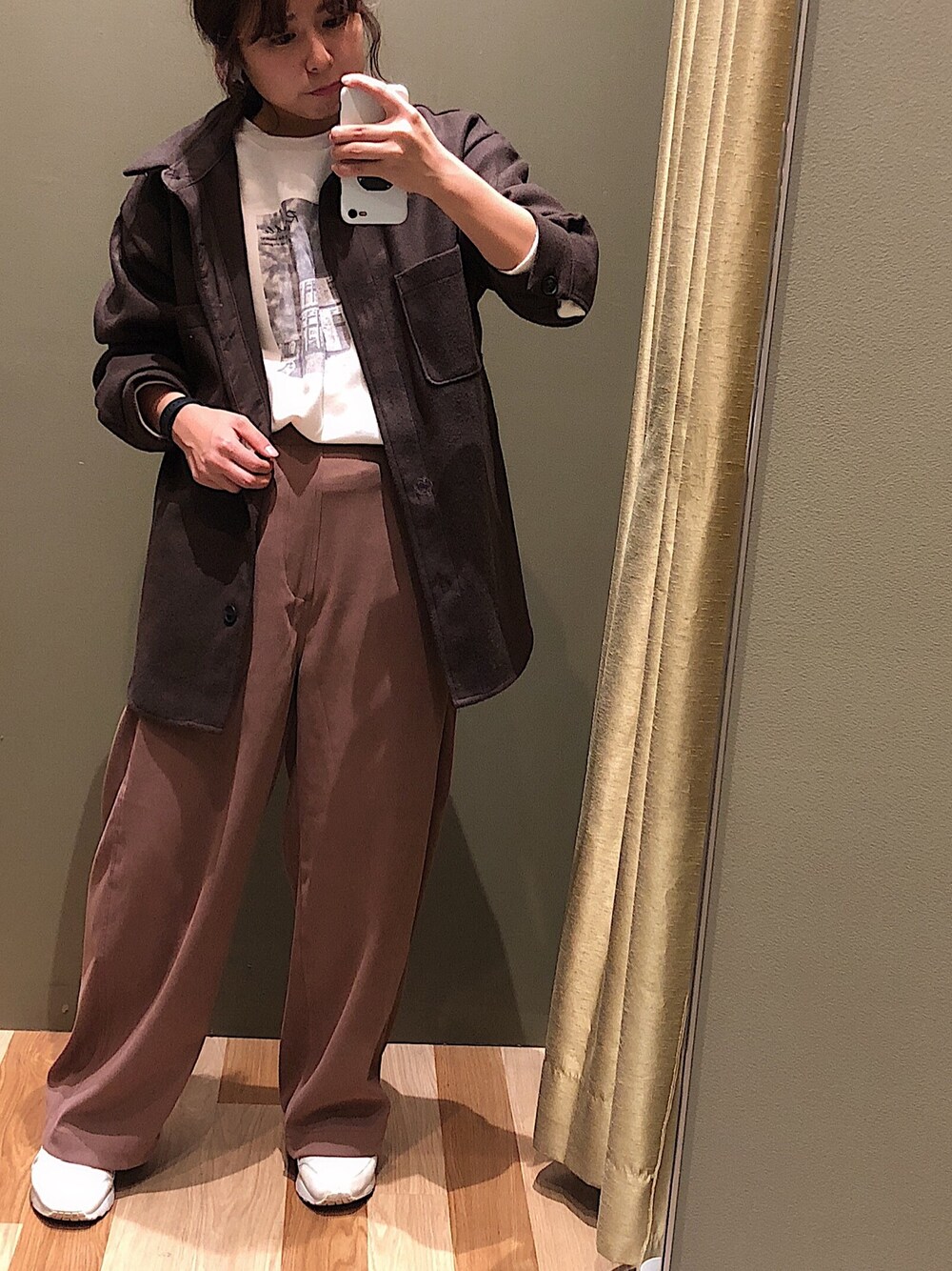 ブラウン系のシャツ/ブラウス、ホワイト系のTシャツ/カットソー、ブラウン系のその他パンツを着用したレディースの秋コーディネートの1枚目の写真