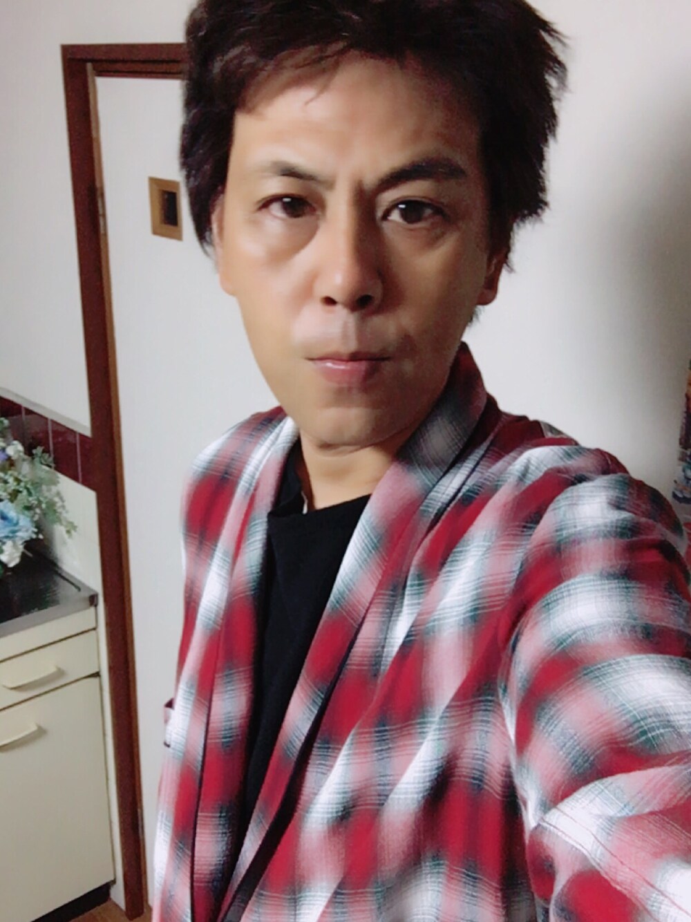 「Rags Mcgregor、ストリート、おしゃれさんと繋がりたい、フォローミー、ガウンコート、オンブレチェック」｜「RAGS McGREGOR のアイテム（Tシャツ/カットソー、ブラック系）」を使った、つったんさん（メンズ・183cm）の秋コーディネートの1枚目の写真