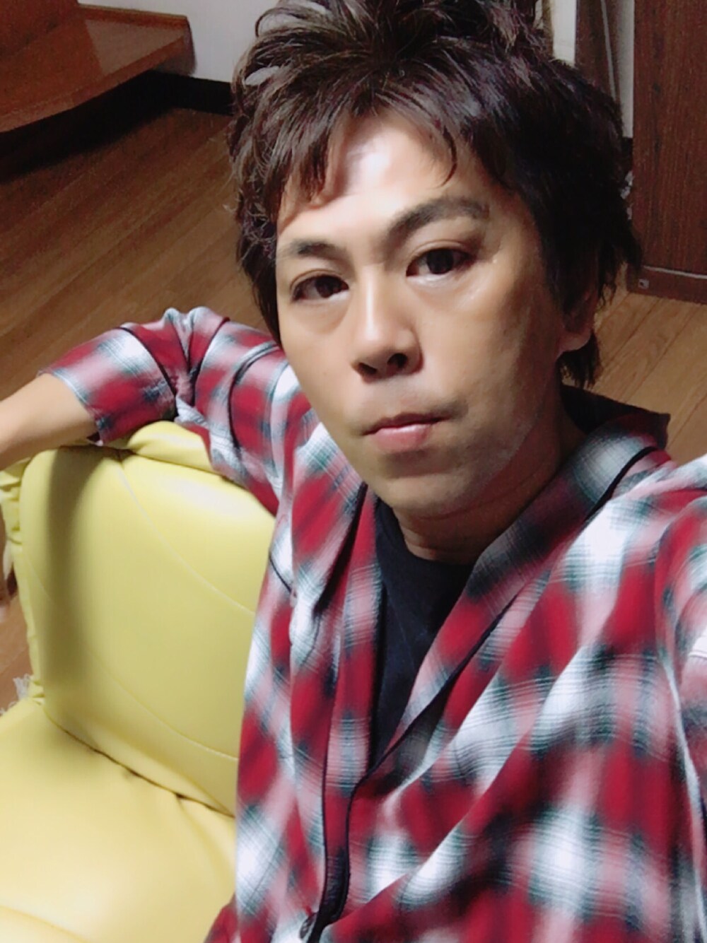 「Rags Mcgregor、西のつったん、ガウンコート、オンブレーチェックシャツ、おしゃれさんと繋がりたい」｜「RAGS McGREGOR のアイテム（その他アウター、レッド系）」を使った、つったんさん（メンズ・183cm）の秋コーディネートの1枚目の写真
