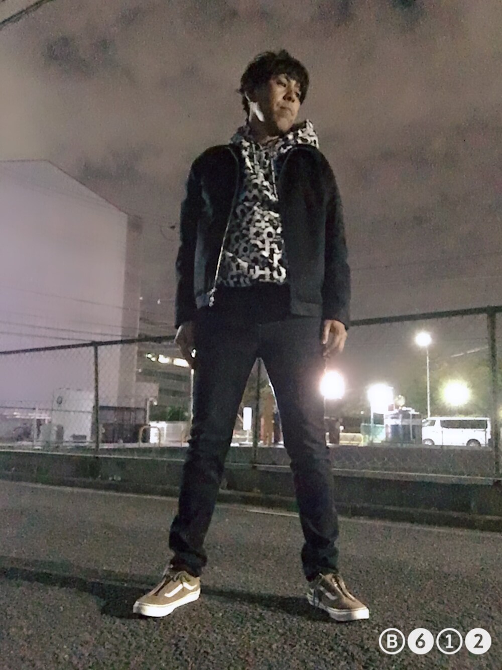 「Hysteric Glamour、minedenim、nonnative、VANSのスニーカー、秋コーデ、おしゃれさんと繋がりたい、今日のコーデ、スニーカー、デニムパンツ」｜「HYSTERIC GLAMOURのアイテム（デニムパンツ、ブラック系）」を使った、つったんさん（メンズ・182cm）の秋コーディネートの1枚目の写真