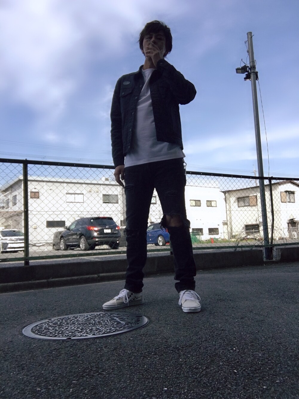 「Hysteric Glamour、minedenim、VANS、デニムジャケット、ダメージデニムパンツ、お洒落さんとつながりたい、はるコーデ、Tシャツ、デニムパンツ、黒」｜「MINEDENIMのアイテム（デニムパンツ、ブラック系）」を使った、つったんさん（メンズ・182cm）の春コーディネートの1枚目の写真