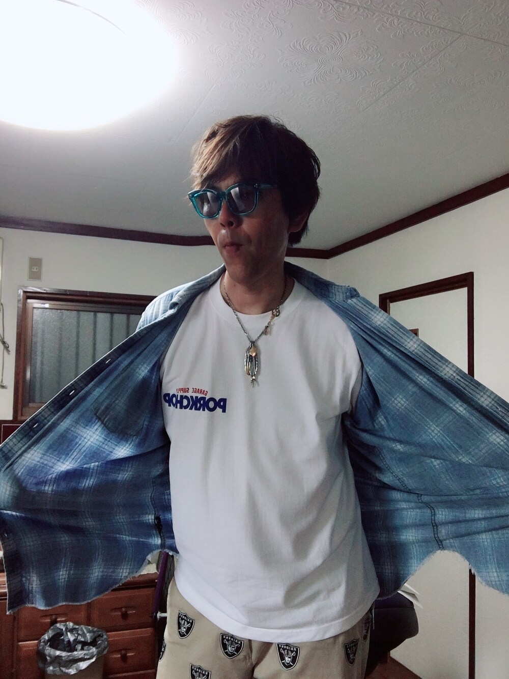 「minedenim、PorkChop、supreme、春、ootd、ベージュ、サングラス、キムタク、Tシャツ」｜「porkchopのアイテム（Tシャツ/カットソー、ホワイト系）」を使った、つったんさん（メンズ・182cm）の春コーディネートの1枚目の写真