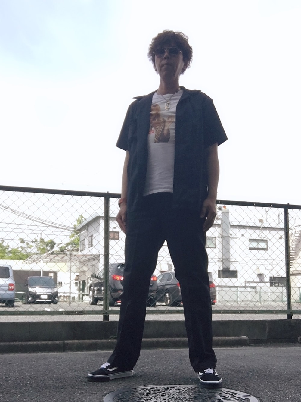 「minedenim、supreme、クロムハーツ、VANSのスニーカー、お洒落さんとつながりたい、Hysteric Glamour、黒コーデ、キムタク、野口強」｜「HYSTERIC GLAMOURのアイテム（チノパンツ、ブラック系）」を使った、つったんさん（メンズ・182cm）の春コーディネートの1枚目の写真