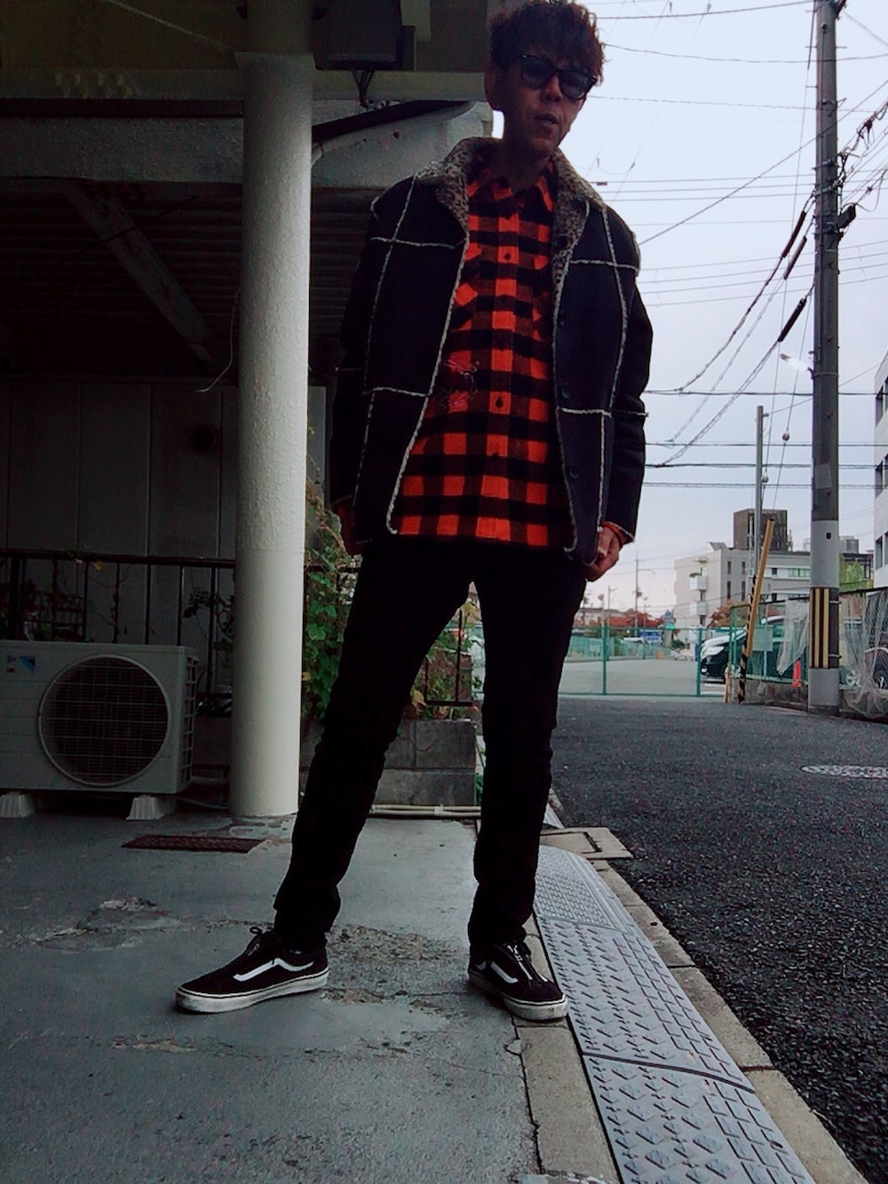 「秋のコーデ、今日のコーデ、キムタク、ブラック、ブロックチェック、スニーカー、お洒落さんとつながりたい」｜「HYSTERIC GLAMOURのアイテム（デニムパンツ、ブラック系）」を使った、つったんさん（メンズ・182cm）の秋コーディネートの1枚目の写真