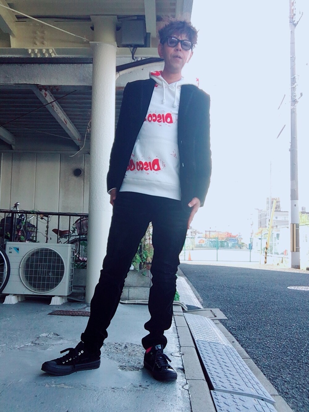 「秋コーデ、キムタク、黒、ブラックコーデ、大人コーデ、テーラードジャケット、パーカー、スニーカー、おしゃれさんと繋がりたい」｜「MINEDENIMのアイテム（デニムパンツ、ブラック系）」を使った、つったんさん（メンズ・182cm）の秋コーディネートの1枚目の写真