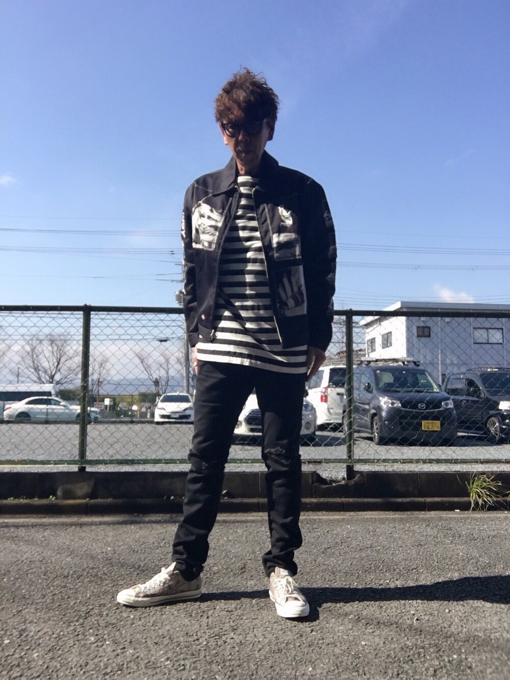 「スキニーデニム、サングラス、キムタク、野口強、ボーダー、スネーク柄、おしゃれさんと繋がりたい、ブラックコーデ」｜「MINEDENIMのアイテム（デニムパンツ、ブラック系）」を使った、つったんさん（メンズ・182cm）の冬コーディネートの1枚目の写真