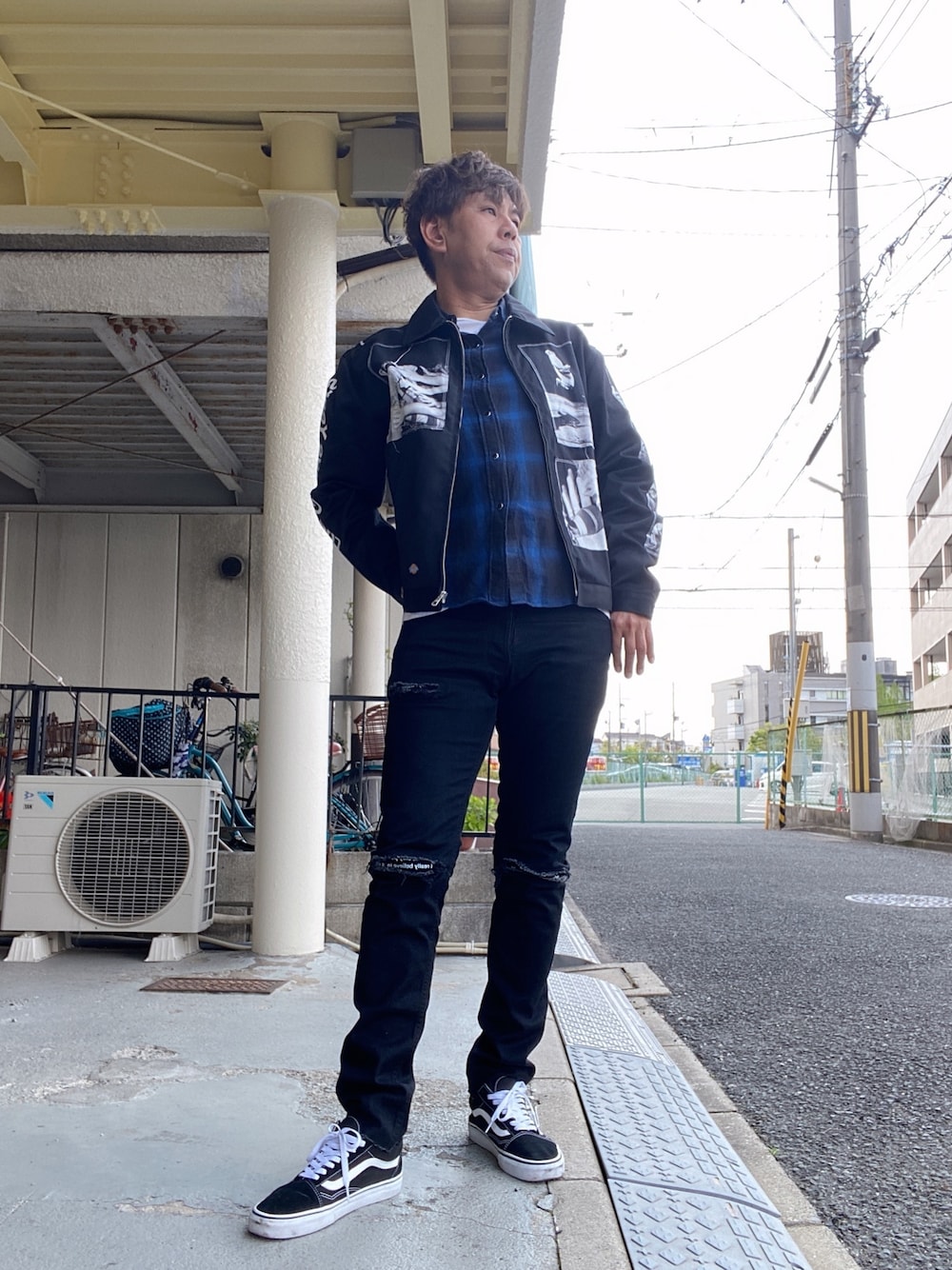 「おしゃれさんと繋がりたい、キムタク、はるコーデ、ジャケット、オンブレーチェックシャツ、スニーカー、デニムパンツ、ブラック、今日のコーデ、フォローミー」｜「MINEDENIMのアイテム（デニムパンツ、ブラック系）」を使った、つったんさん（メンズ・182cm）の春コーディネートの1枚目の写真