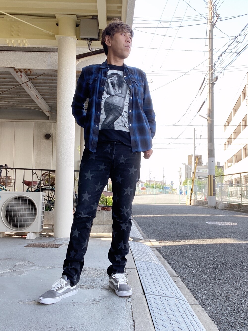 「今日のコーデ、Tシャツ、キムタク、いいね、save、フォローお願いします🤑、春コーデ、ブラック、デニムパンツ、おしゃれさんと繋がりたい、オンブレーチェックシャツ、ブルー」｜「TAKAHIROMIYASHITATheSoloIst.のアイテム（デニムパンツ、ブラック系）」を使った、つったんさん（メンズ・182cm）の春コーディネートの1枚目の写真