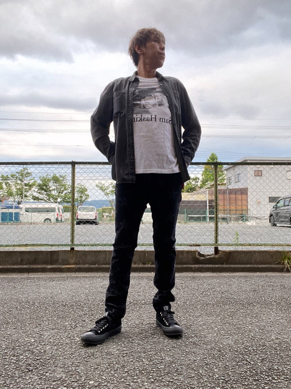 「おしゃれさんと繋がりたい、シャツスタイル、プリントT、野口強、キムタク、コンバース、スニーカー、今日のコーデ、いいね、save、フォローお願いします🤑、シンプルコーデ」｜「TAKAHIROMIYASHITATheSoloIst.のアイテム（デニムパンツ、ブラック系）」を使った、つったんさん（メンズ・182cm）の春コーディネートの1枚目の写真