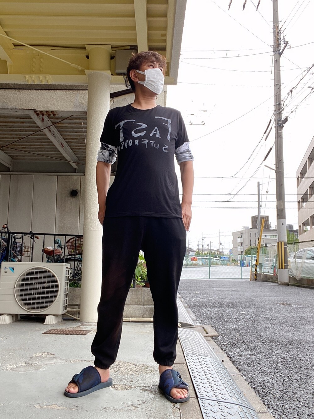 「夏コーデ、今日のコーデ、キムタク、サンダル、ブラックコーデ、おうちファッション、スウェットパンツ、ロットワイラー、ロンT、いいね、save、フォローお願いします🤑」｜「ROTTWEILERのアイテム（パンツ、ブラック系）」を使った、つったんさん（メンズ・182cm）の夏コーディネートの1枚目の写真