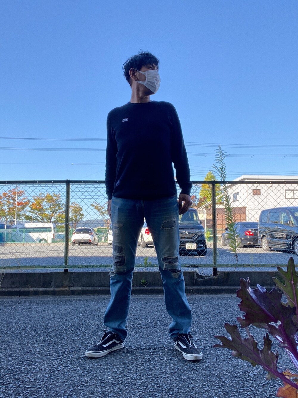 「秋コーデ、今日のコーデ、ブラック、キムタク、ootd、デニムパンツ、ロンT、サーマルカットソー、おしゃれさんと繋がりたい、いいね、save、フォローお願いします🤑」｜「HYSTERIC GLAMOURのアイテム（デニムパンツ、ブルー系）」を使った、つったんさん（メンズ・182cm）の秋コーディネートの1枚目の写真