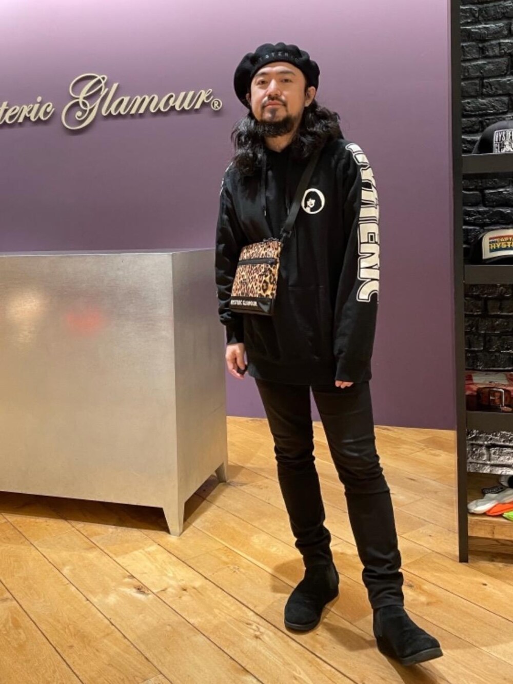「ベレー帽、スキニー、ブラックコーデ、ひょう柄、Hysteric Glamour、ヒステリックグラマー、ストリートコーデ、ロックコーデ、thee hysteric xxx」｜「HYSTERIC GLAMOURのCORDURA サコッシュ（ショルダーバッグ、その他）」を使った、ＭＩＮＥさん（メンズ・168cm）の冬コーディネートの1枚目の写真