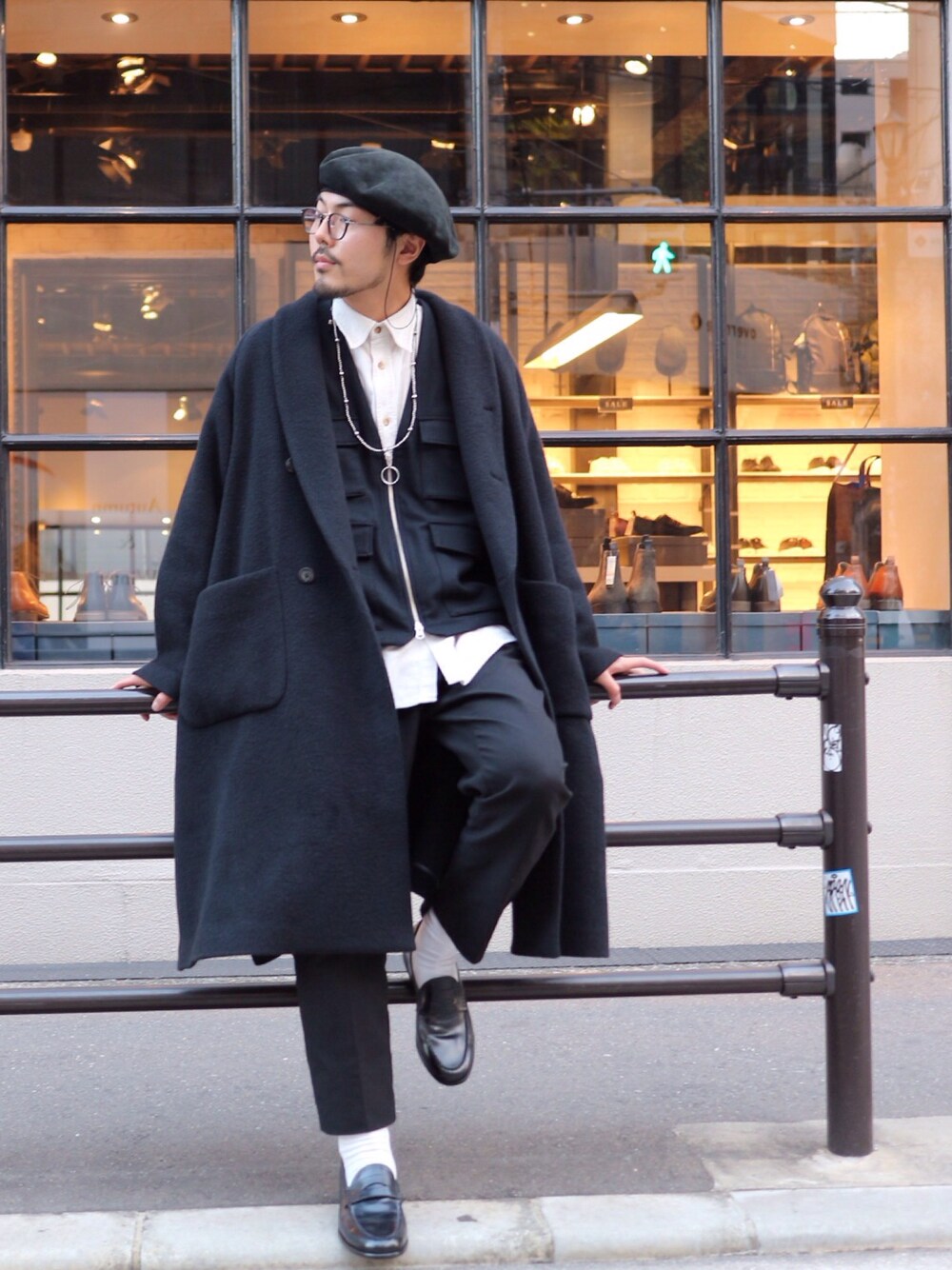 「冬、古着MIX、キレイめ、コート、メガネ男子、お洒落さんとつながりたい、相互フォロー、ローファー、スリッポン、革靴」｜「alfredoBANNISTERの踏み履きローファー（ローファー、ブラック系）」を使った、明賀健太さん（メンズ・178cm）の冬コーディネートの1枚目の写真