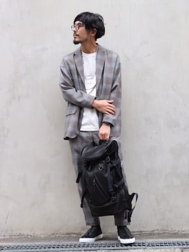 「NEONSIGN（ネオンサイン）のアイテム（トップス）」を使った、明賀健太さん（メンズ・178cm）の春コーディネート