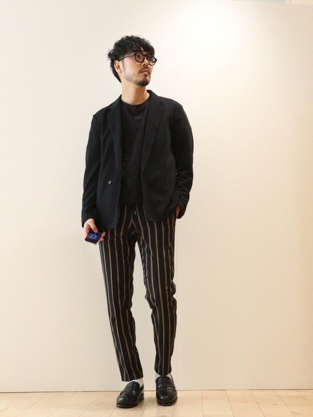 ブラック系のテーラードジャケット、ブラック系のTシャツ/カットソー、ブラック系のその他パンツを着用したメンズの春コーディネートの1枚目の写真