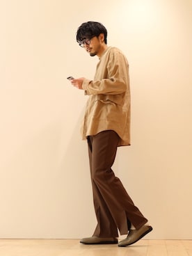 「スリット」｜「アイテム（スリッポン）」を使った、明賀健太さん（メンズ・178cm）の春コーディネート