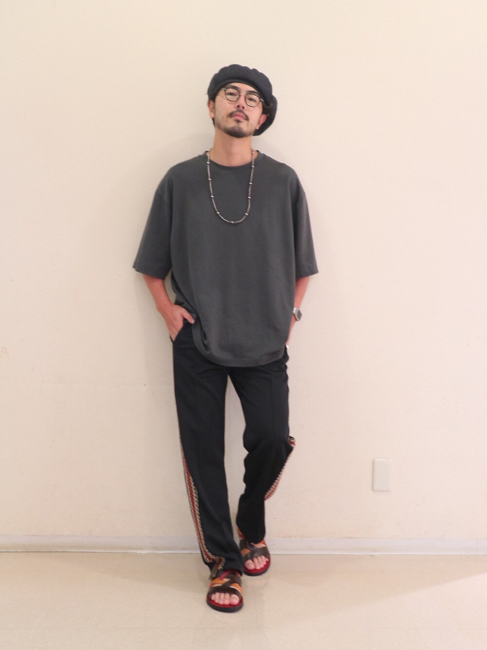 「リラックススタイル、ビッグシルエット、夏、summer、ビッグT、ユニクロ、サンダル、相互フォロー、赤、レザーサンダル」｜「UNIQLOのオーバーサイズスクエアＴ（5分袖）（Tシャツ/カットソー、グレー系）」を使った、明賀健太さん（メンズ・178cm）の夏コーディネートの1枚目の写真
