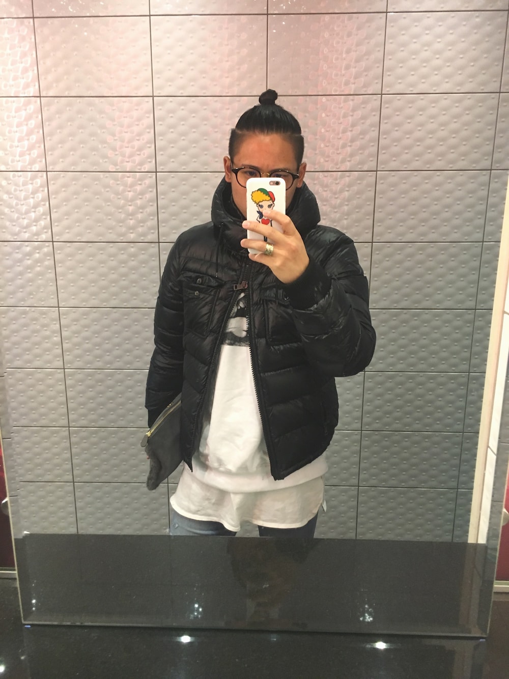 「MONCLERのアイテム（ダウンベスト、ブラック系）」を使った、Yukiさん（メンズ・175cm）の冬コーディネートの1枚目の写真