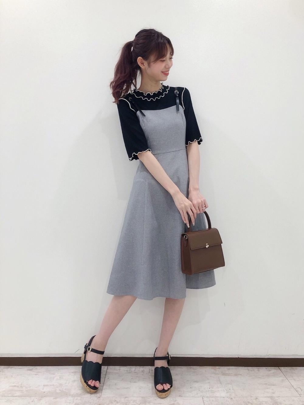 ブラック系のサンダル、ブラック系のワンピース、ブラック系のTシャツ/カットソーを着用したレディースの夏コーディネートの1枚目の写真