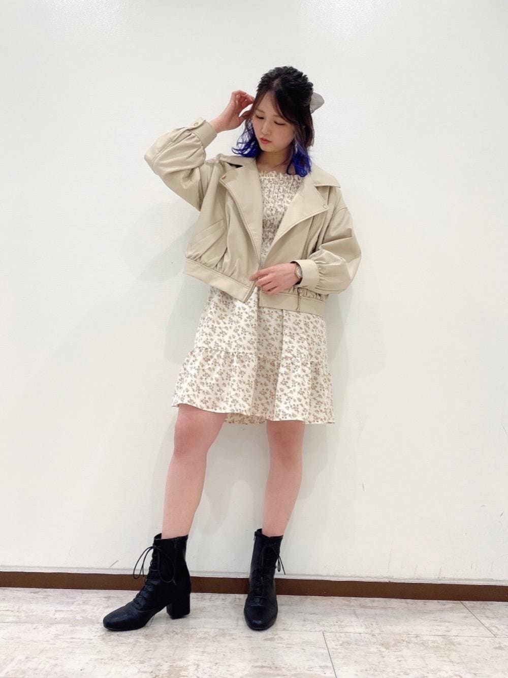 「トレンドコーデ、MAJESTIC LEGON、花柄ワンピ、マジェスティックレゴン、新宿ミロード店、ライダースコーデ、あざとかわいい、Frenchgirly、春かわコーデ」｜「MAJESTIC LEGONのレースアップストレッチブーツ（ブーツ、ブラック系）」を使った、マジェスティックレゴン新宿ミロード店スタッフさん（レディース・50cm）の冬コーディネートの1枚目の写真