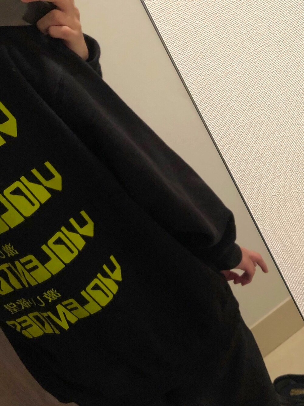 「オーバーサイズ、シンプルコーデ、秋服、サイゼリア、古着、パーカーしか勝たん、LONELY 論理、ストリート」｜「LONELY/論理のアイテム（パーカー、ブラック系）」を使った、りゅのすけさん（メンズ・178cm）の秋コーディネートの1枚目の写真