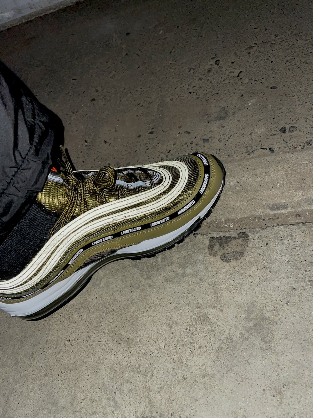 「冬コーデ、今日のコーデ、シンプルコーデ、スニーカーコーデ、NIKE、スニーカー、NIKE AIR MAX、undefeated」｜「NIKEのアイテム（スニーカー、ゴールド系）」を使った、りゅのすけさん（メンズ・177cm）の冬コーディネートの1枚目の写真