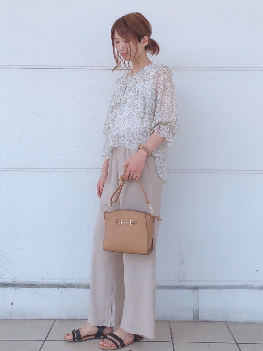 その他のシャツ/ブラウス、ホワイト系のその他パンツ、イエロー系のショルダーバッグを着用したレディースの夏コーディネートの1枚目の写真