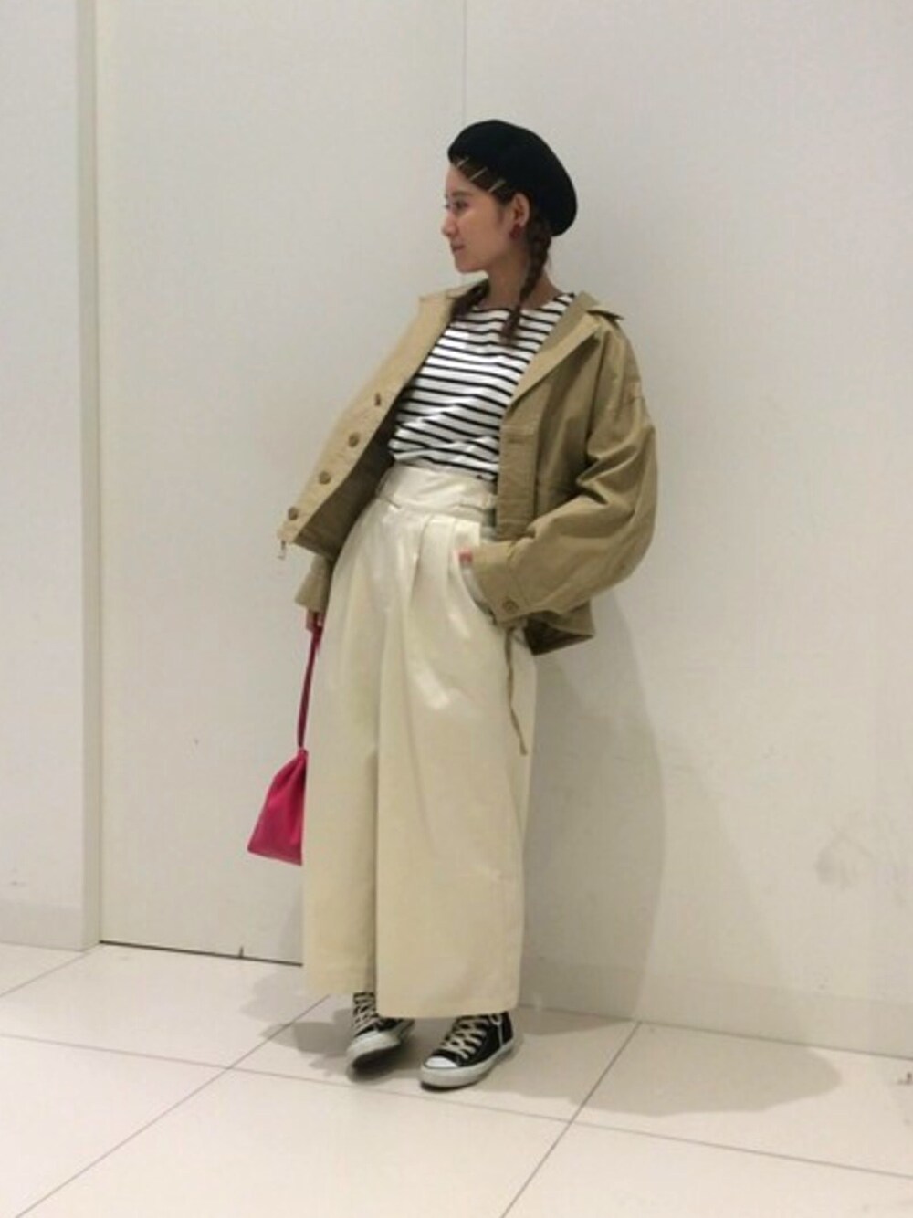 ホワイト系のTシャツ/カットソー、ホワイト系のその他パンツ、ベージュ系のミリタリージャケットを着用したレディースの冬コーディネートの1枚目の写真