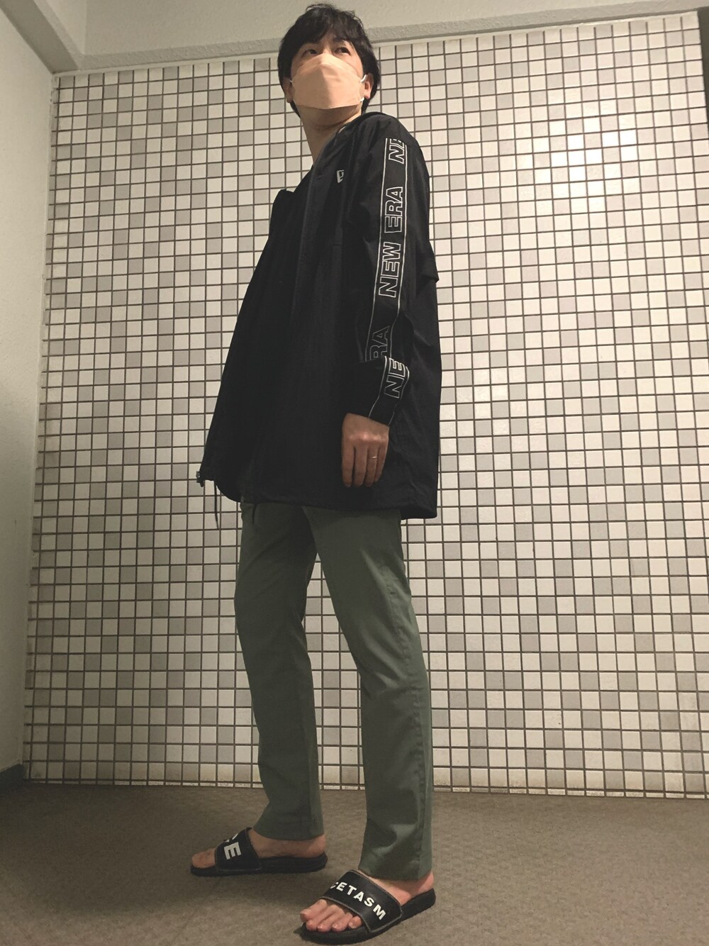 「NEWERA、ラブアンドピース2021、休日スタイル、地元コーデ、FR2、ブラックコーデ」｜「NEW ERAのアイテム（パーカー、ブラック系）」を使った、toriさん（メンズ・177cm）の秋コーディネートの1枚目の写真