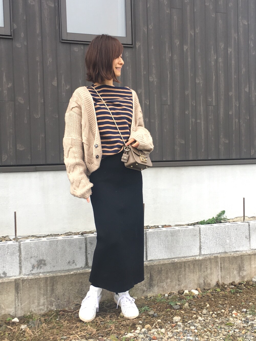 「dholic、ショートカーディガン、タイトスカート、リブスカート、UNIQLO、ママコーデ、白スニーカー、マタニティコーデ、マタニティ、チェーンバッグ」｜「DHOLICのクロップドケーブルニットカーディガン（カーディガン/ボレロ、ベージュ系）」を使った、Haru☆さん（レディース・153cm）の冬コーディネートの1枚目の写真
