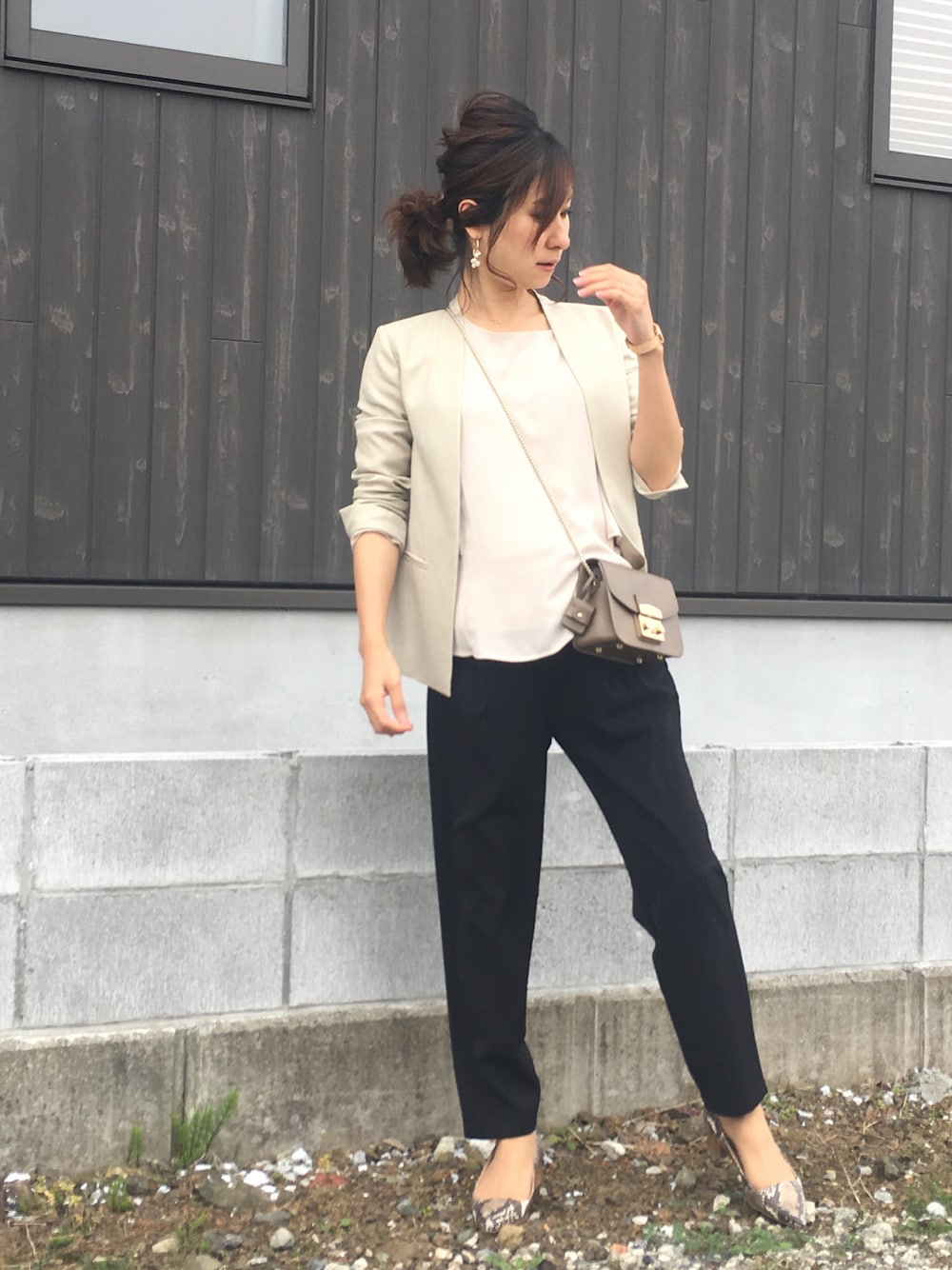 ベージュ系のパンツ、ベージュ系のノーカラージャケット、その他のパンプスを着用したレディースの春コーディネートの1枚目の写真