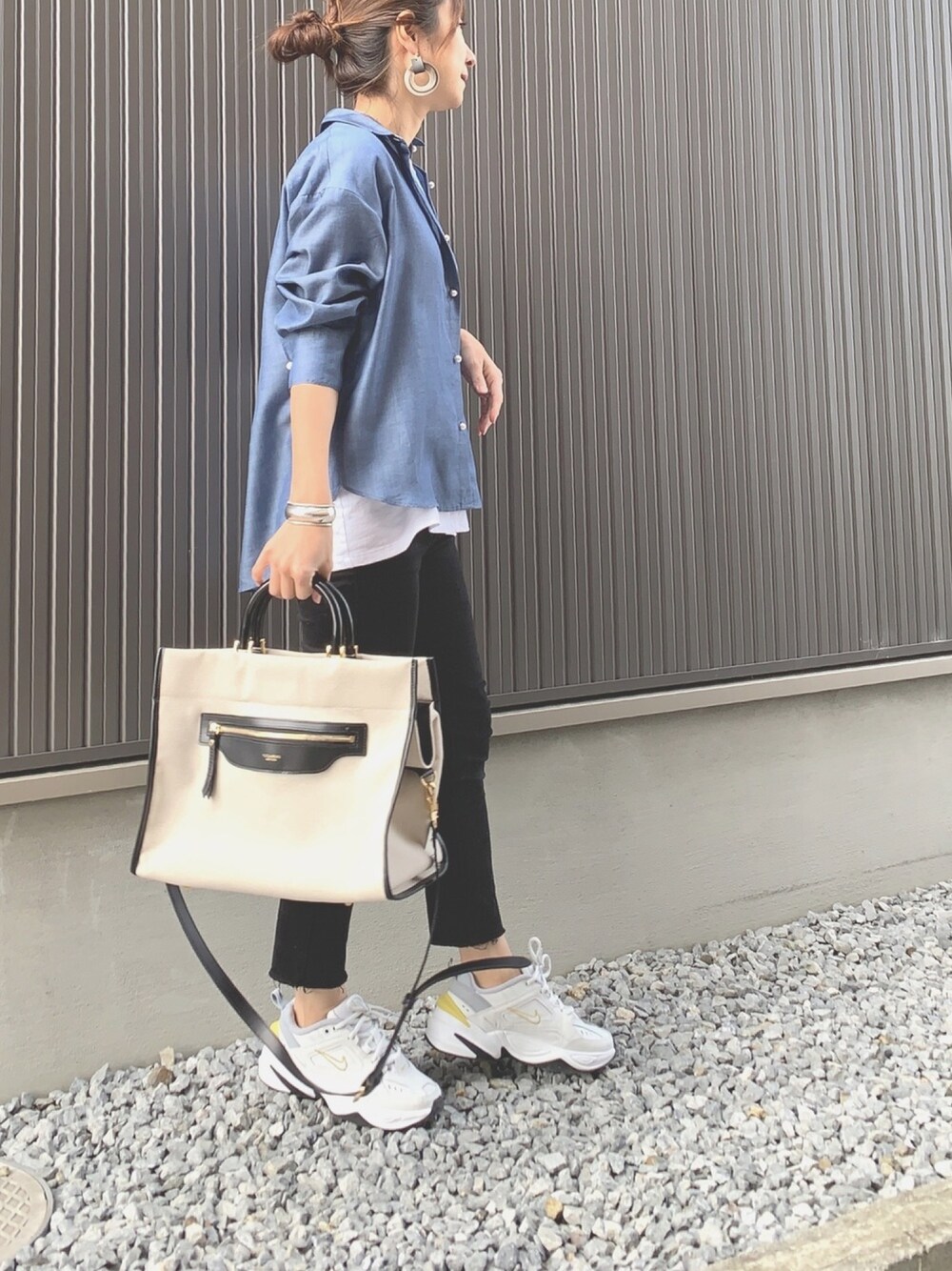 「ノーリーズ、NOLLEY'S、トートバッグ、スキニーデニム、ダッドスニーカー」｜「NOLLEY’Sのパール釦テンセルデニム裾2-WAYシャツ（シャツ/ブラウス、ブルー系）」を使った、Haru☆さん（レディース・153cm）の春コーディネートの1枚目の写真